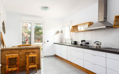 Villa the Cliff: Cucina, Controsoffitto, Elettrodomestico Da Cucina, Cabinetry, Mobilia, Pavimentazione, Interior Design, Apparecchio Major, Legna, Elettrodomestico