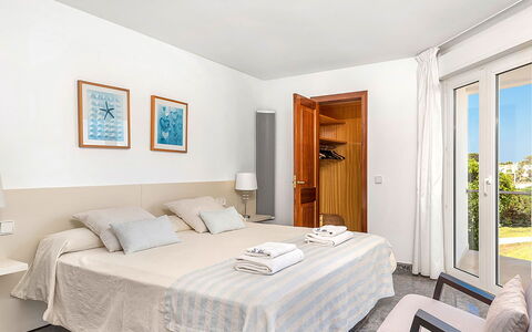 Villa the Cliff: Mobilia, Interior Design, Camera Da Letto, Letto, Pavimento, Pavimentazione, Tessile, Camera, Appartamento, Lenzuolo