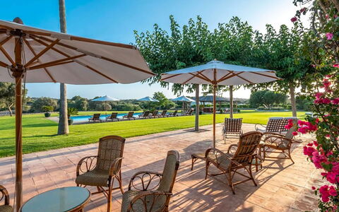 Villa Golf: Blu, Giardino, Ricorrere, Shade, Piscina, Tempo Libero, Ombrello, Prato, Landscaping, Parco