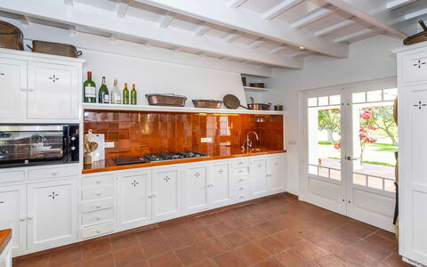 Villa Golf: Cucina, Interior Design, Controsoffitto, Pavimentazione, Cabinetry, Legna, Casa, Pavimento, Mobilia, Credenza