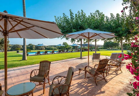 Villa Golf: Blu, Giardino, Ricorrere, Shade, Piscina, Tempo Libero, Ombrello, Prato, Landscaping, Parco