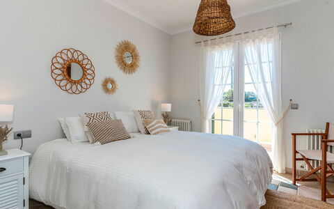 Villa Superba: Letto, Mobilia, Camera Da Letto, Bedding, Lenzuolo, Biancheria, Interior Design, Casa, Pavimento, Lancia Cuscino