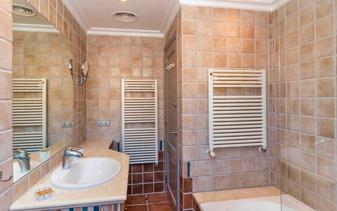 Villa Superba: Pavimentazione, Pavimento, Parete, Idraulico Fixture, Interior Design, Bagno, Piastrella, Soffitto, Camera, Idraulico