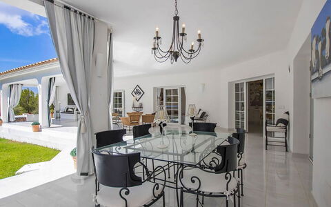 Villa Mosaic: Mobilia, Sedia, Interior Design, Tavolo, Pavimentazione, Cucina & Sala Da Pranzo Tavolo, Soffitto, Pavimento, Casa, Sala Da Pranzo