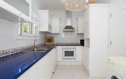 Villa Mosaic: Pavimentazione, Interior Design, Cucina, Controsoffitto, Pavimento, Cabinetry, Apparecchio Major, Casa, Illuminazione, Elettrodomestico Da Cucina