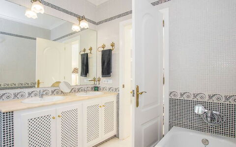 Villa Mosaic: Interior Design, Idraulico Fixture, Pavimentazione, Pavimento, Mobiletto Del Bagno, Rubinetto, Idraulico, Bagno, Illuminazione, Piastrella