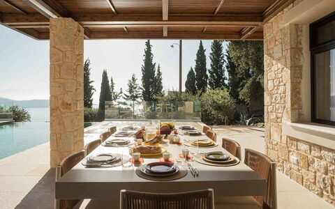 Villa Senia: Mobilia, Casa, Cucina & Sala Da Pranzo Tavolo, Tavolo, Sedia, Shade, Ristorante, Sala Da Pranzo, Materiali Naturali, Estate