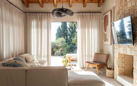 Villa Senia: Mobilia, Interior Design, Parete, Casa, Divano, Legna, Pavimentazione, Soggiorno, Pavimento, Camera