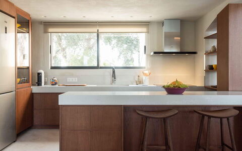 Villa Senia: Cucina, Mobilia, Controsoffitto, Interior Design, Cabinetry, Pavimentazione, Parete, Legna, Elettrodomestico Da Cucina, Casa