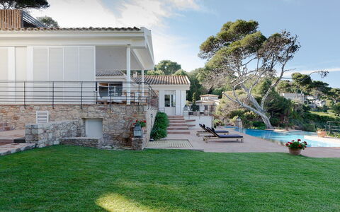 Villa Bellalta: Casa, Zona Residenziale, Casa, Portico, Estate, Le Scale, Villetta, Mobili Da Esterno, Ricorrere, Villa