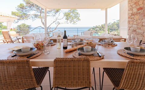 Villa Bellalta: Mobilia, Sedia, Tavolo, Legna, Cucina & Sala Da Pranzo Tavolo, Pavimentazione, Interior Design, Mobili Da Esterno, Sala Da Pranzo, Pavimento