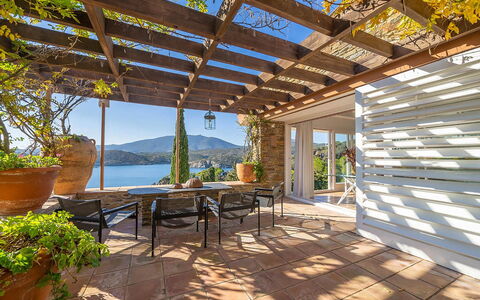 Casa Gigliola: Legna, Mobilia, Sedia, Eco Hotel, Ricorrere, Shade, Mobili Da Esterno, Portico, Vaso Di Fiori, Deck