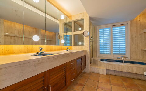 Casa Gigliola: Interior Design, Pavimentazione, Pavimento, Idraulico Fixture, Parete, Controsoffitto, Bagno, Legna, Lavandino Del Bagno, Lavello