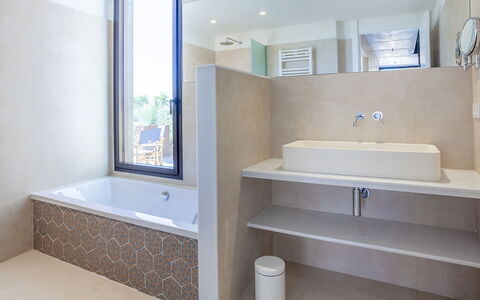 Villa Mirante: Bagno, Idraulico Fixture, Pavimentazione, Parete, Interior Design, Pavimento, Vasca Da Bagno, Lavello, Rubinetto, Lavandino Del Bagno