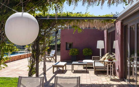 Casa Jhonny: Mobilia, Vaso Di Fiori, Shade, Tavolo, Sedia, Mobili Da Esterno, Giardino, Pianta Della Casa, Struttura Esterna