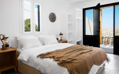 Villa Osiride: Mobilia, Camera Da Letto, Letto, Lenzuolo, Bedding, Interior Design, Pavimento, Biancheria, Telaio Del Letto, Casa
