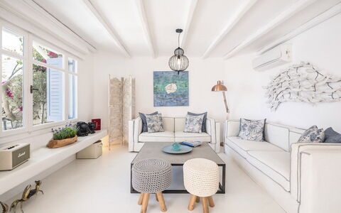 Villa Tiche: Mobilia, Parete, Interior Design, Divano, Pavimentazione, Pavimento, Casa, Soggiorno, Camera, Appartamento