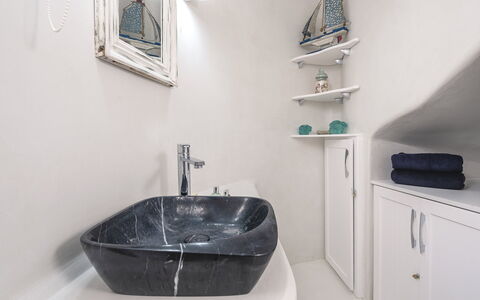 Villa Tiche: Idraulico Fixture, Bagno, Parete, Interior Design, Lavello, Rubinetto, Lavandino Del Bagno, Idraulico, Mobiletto Del Bagno, Pavimentazione