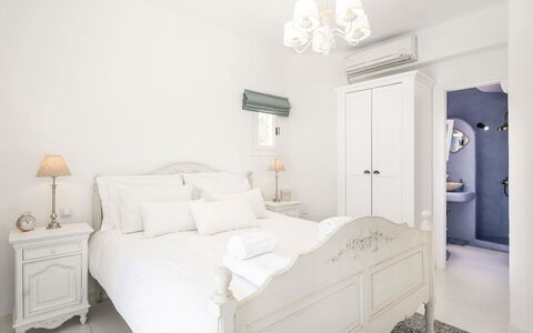 Villa Tiche: Mobilia, Letto, Camera Da Letto, Interior Design, Bedding, Lenzuolo, Pavimento, Tessile, Soffitto, Biancheria