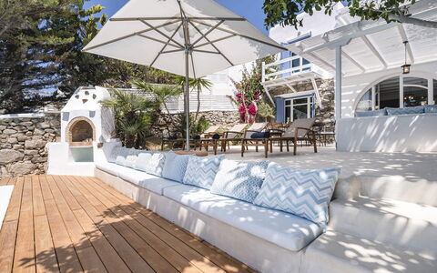 Villa Tiche: Mobili Da Esterno, Mobilia, Casa, Shade, Ricorrere, Vaso Di Fiori, Le Scale, Balcone, Sedia, Estate
