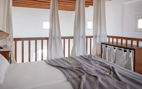 Mykonos Pool House 3: Mobilia, Interior Design, Legna, Pavimento, Pavimentazione, Letto, Camera Da Letto, Tessile, Camera, Soffitto
