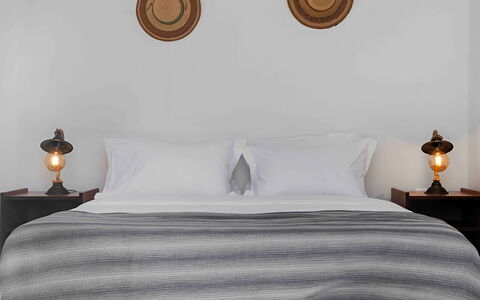 Mykonos Pool House 4: Biancheria, Camera Da Letto, Mobilia, Tessile, Letto, Lenzuolo, Interior Design, Bedding, Telaio Del Letto, Cuscino