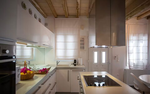 Mykonos Pool House 8: Cucina, Interior Design, Controsoffitto, Mobilia, Pavimentazione, Lampada, Elettrodomestico Da Cucina, Soffitto, Legna, Cabinetry