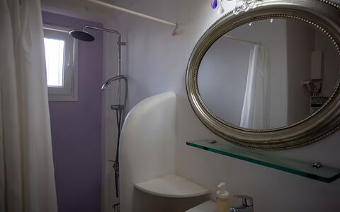 Mykonos Pool House 8: Specchio, Interior Design, Idraulico Fixture, Illuminazione, Camera, Idraulico, Bicchiere, Lavello, Bagno, Lampada