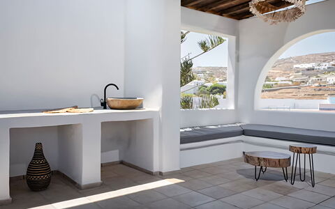 Mykonos Pool House 9: Pavimentazione, Pavimento, Mobilia, Interior Design, Soffitto, Architettura, Camera, Pavimento In Legno, Soggiorno