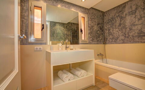 Villa Kate: Bagno, Idraulico Fixture, Parete, Pavimentazione, Interior Design, Pavimento, Lavandino Del Bagno, Rubinetto, Vasca Da Bagno, Lavello