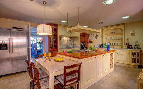 Villa Kate: Mobilia, Cucina, Interior Design, Controsoffitto, Cabinetry, Pavimentazione, Legna, Lampada, Soffitto, Pavimento