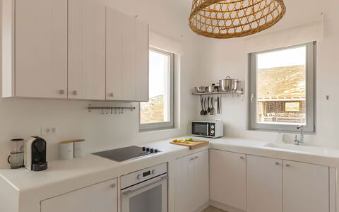 Villa Cornelia 2: Cucina, Interior Design, Controsoffitto, Legna, Soffitto, Mobilia, Cabinetry, Pavimentazione, Lampada, Elettrodomestico Da Cucina