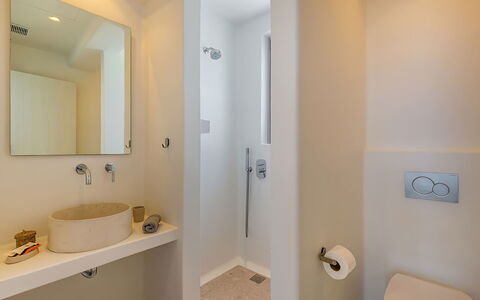 Villa Cornelia 2: Bagno, Idraulico Fixture, Interior Design, Parete, Lavandino Del Bagno, Pavimentazione, Pavimento, Lavello, Specchio, Rubinetto