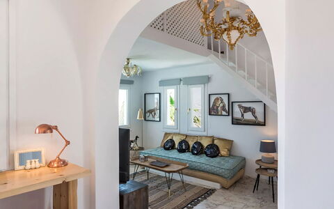 Villa Sean: Mobilia, Interior Design, Pavimentazione, Parete, Pavimento, Legna, Camera, Soffitto, Divano, Soggiorno