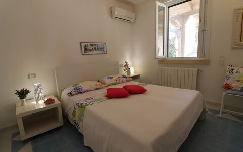 Villa Patrizia Otranto: Deluxe Countryside Retreat: Mobilia, Letto, Parete, Camera Da Letto, Interior Design, Pavimento, Pavimentazione, Lenzuolo, Legna, Bedding
