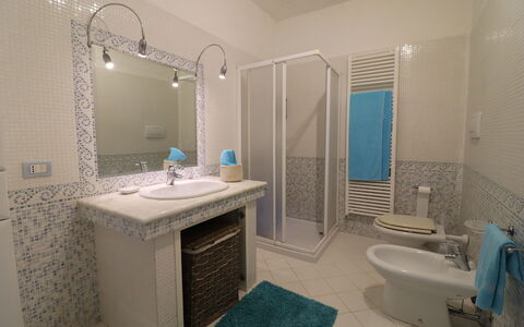 Villa Patrizia Otranto: Deluxe Countryside Retreat: Pavimentazione, Pavimento, Interior Design, Idraulico Fixture, Lavandino Del Bagno, Mobilia, Lavello, Bagno, Rubinetto, Camera