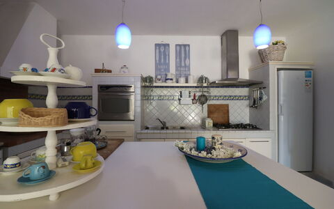 Villa Patrizia Otranto: Deluxe Countryside Retreat: Mobilia, Interior Design, Cucina, Illuminazione, Pavimentazione, Tavolo, Camera, Controsoffitto, Sedia, Soffitto