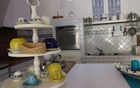 Villa Patrizia Otranto: Deluxe Countryside Retreat: Interior Design, Tavola, Scaffalature, Mobilia, Mensola, Serveware, Camera, Porcellana, Cucina, Dishware