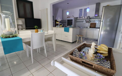 Villa Patrizia Otranto: Deluxe Countryside Retreat: Mobilia, Interior Design, Pavimentazione, Pavimento, Sedia, Cucina, Tavolo, Controsoffitto, Camera, Illuminazione