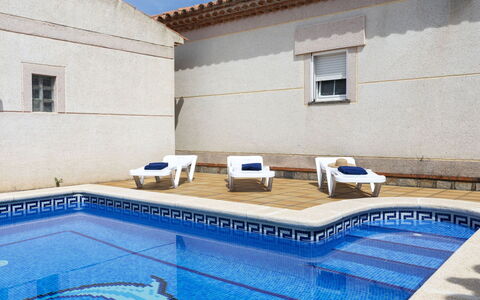 Isabel: Piscina, Cassetto, Hotel, Ricorrere, Letto, Lampada, Camera Da Letto, Cabinetry, Villa, Bedding