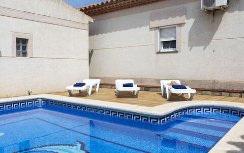 Isabel: Piscina, Cassetto, Hotel, Ricorrere, Letto, Camera Da Letto, Lampada, Villa, Bedding, Cabinetry