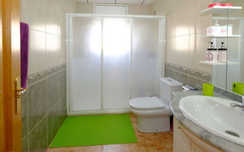 Isabel: Pavimentazione, Pavimento, Idraulico Fixture, Interior Design, Bagno, Lavello, Idraulico, Rubinetto, Piastrella, Gabinetto