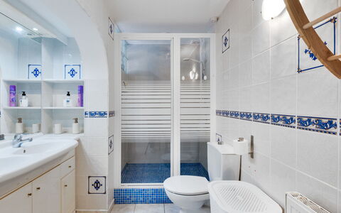 Lisa: Blu, Idraulico Fixture, Pavimentazione, Bagno, Pavimento, Interior Design, Piastrella, Idraulico, Rubinetto, Lavello