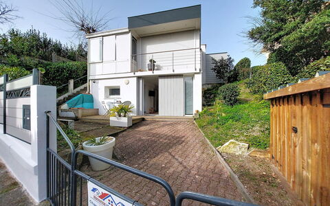 La Victoria: Zona Residenziale, Casa, Casa, Porta, Calcestruzzo, Balcone, Driveway, Design, Cortile, Cancello