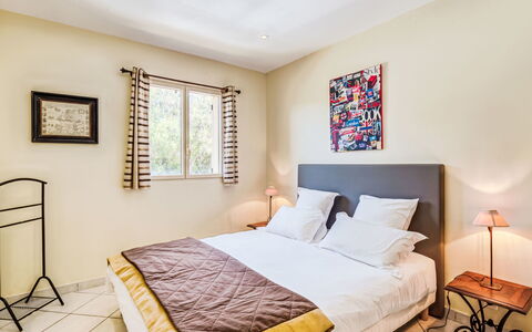 Villa i Tre Fratelli: Letto, Mobilia, Camera Da Letto, Interior Design, Bedding, Pavimento, Lenzuolo, Camera, Pavimentazione, Soffitto