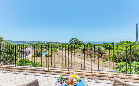 Villa i Tre Fratelli: Balcone, Mobili Da Esterno, Ricorrere, Sedia, Eco Hotel, Recinzione, Cucina & Sala Da Pranzo Tavolo, Tavolo Esterno, Deck, Corrimano