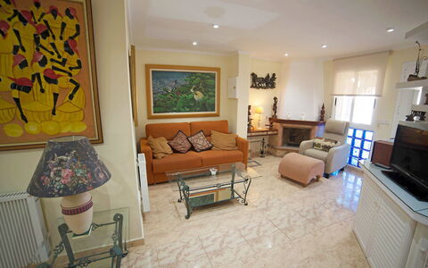 Happy Day: Camera, Proprietà, Soggiorno, Interior Design, Mobilia, Casa, Costruzione, Immobiliare, Giallo, Pavimento