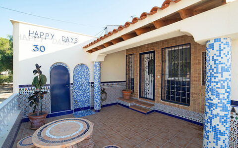 Happy Day: Proprietà, Cielo, Blu, Azzurro, Architettura, Interior Design, Casa, Shade, Pavimento, Pavimentazione
