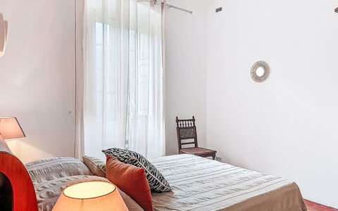 Casa Lucia: Letto, Mobilia, Interior Design, Camera Da Letto, Parete, Bedding, Lenzuolo, Pavimento, Pavimentazione, Legna