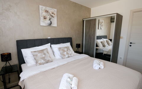 Paula: Letto, Mobilia, Interior Design, Camera Da Letto, Pavimento, Pavimentazione, Legna, Lenzuolo, Bedding, Camera